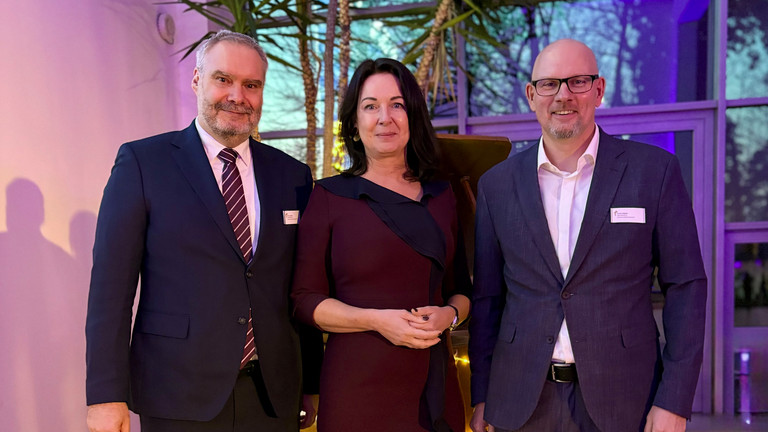 Roy J. Noack, Ministerin Müller und Frank Volkmar beim Neujahrsempfang der Immanuel Klinik Rüdersdorf