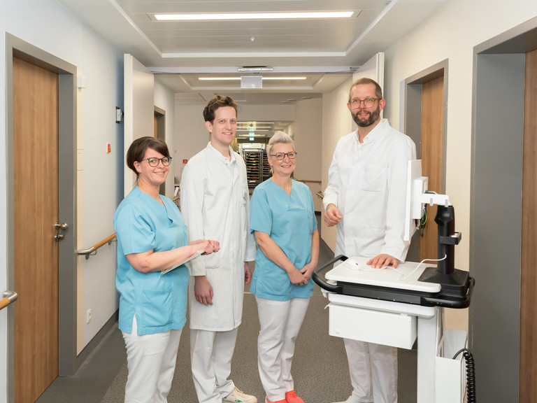 Chefarzt Dr. med. Marcus Reinke mit einem kleinen Teil des Teams der Orthopädie und Unfallchirurgie der Immanuel Klinik Rüdersdorf Chefarzt Dr. med. Marcus Reinke mit einem kleinen Teil des Teams der Orthopädie und Unfallchirurgie der Immanuel Klinik Rüdersdorf