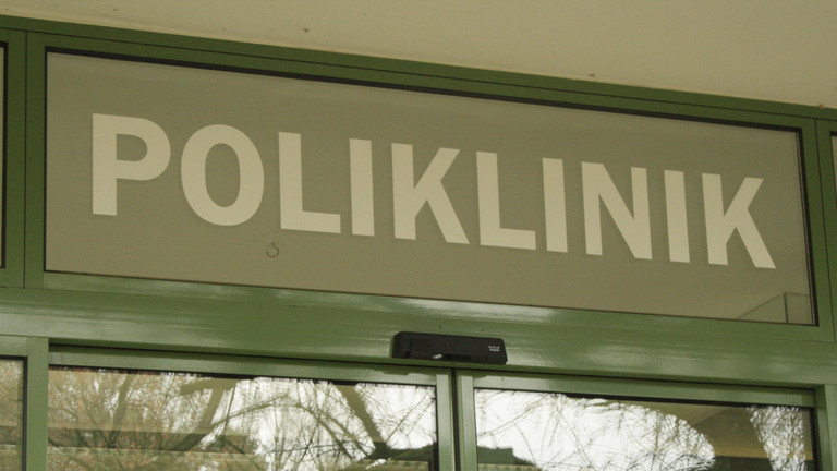 Schriftzug über dem Eingang - Poliklinik Rüdersdorf Schriftzug über dem Eingang - Poliklinik Rüdersdorf