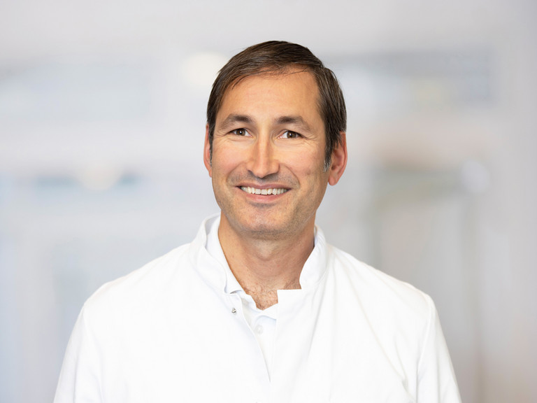 Portraitbild von Dr. Oskar Rückbeil zum Wechsel in der Leitung der Allgemein- und Viszeralchirurgie der Immanuel Klinik Rüdersdorf