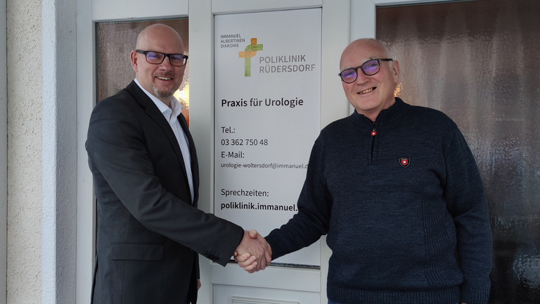 Geschäftsführer Frank Volkmer mit Dr. med. Burkhard Schulz vor der urologischen Praxis Woltersdorf